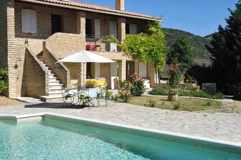 Luberon, maison en pierres avec piscine.